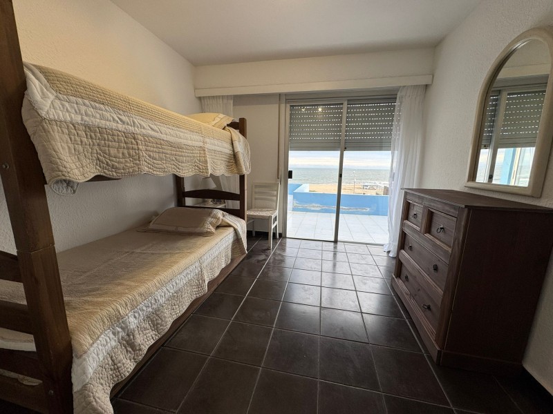 Departamento en alquiler en Manantiales primera linea.